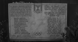 [Gedenktafel in München für die ermordeten israelischen Sportler]